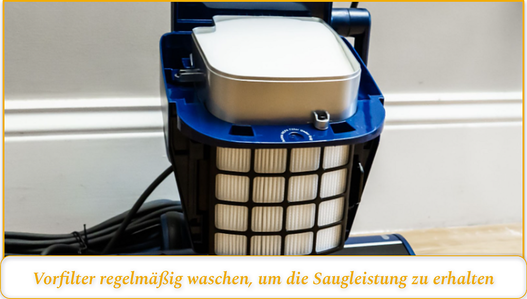 Hauptfilter und Vorfilter eines aufrecht stehenden Shark Staubsaugers im eingebauten Zustand