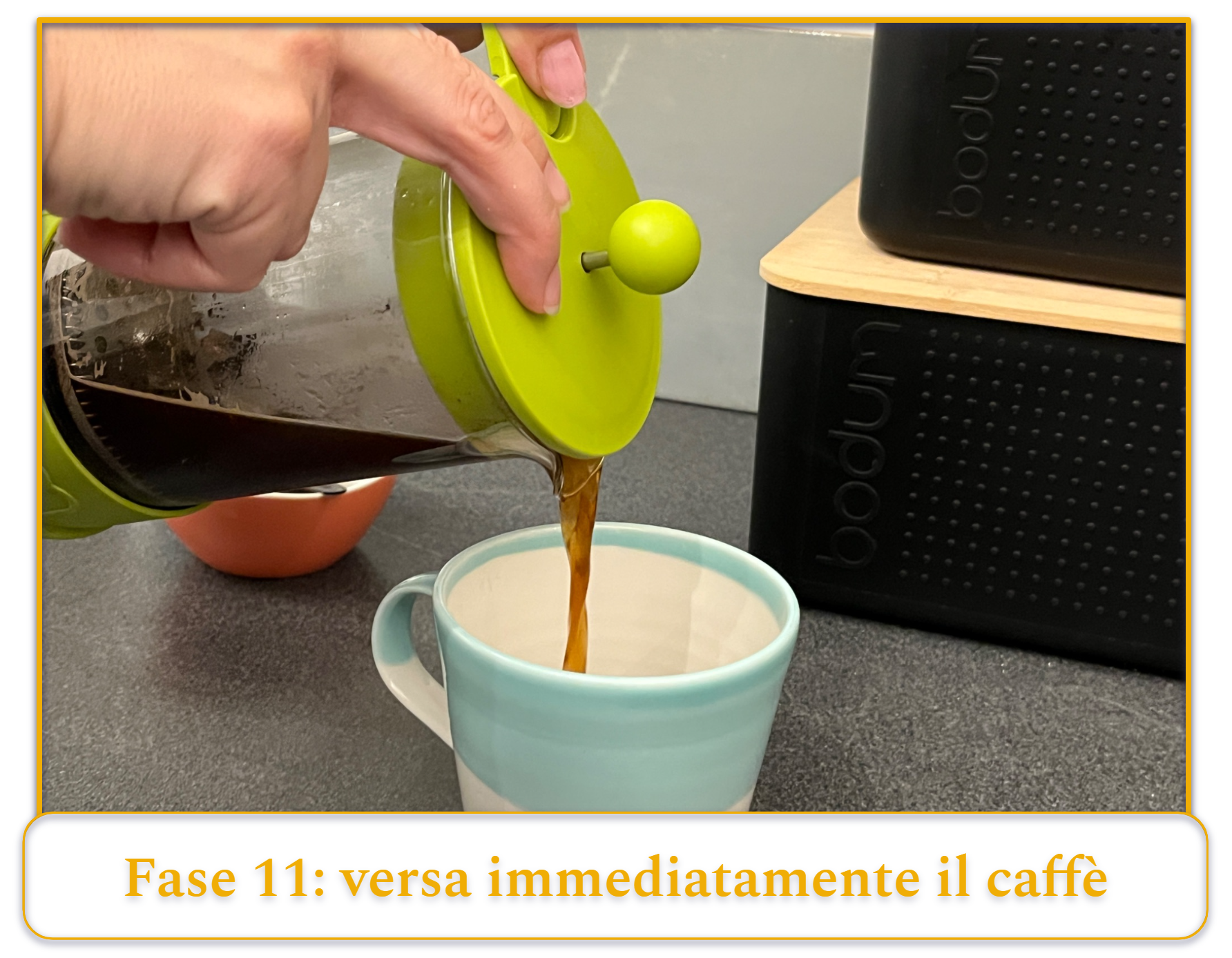 Fase 11 della preparazione del caffè con la macchina da caffè a stantuffo francese: versare immediatamente in una tazza