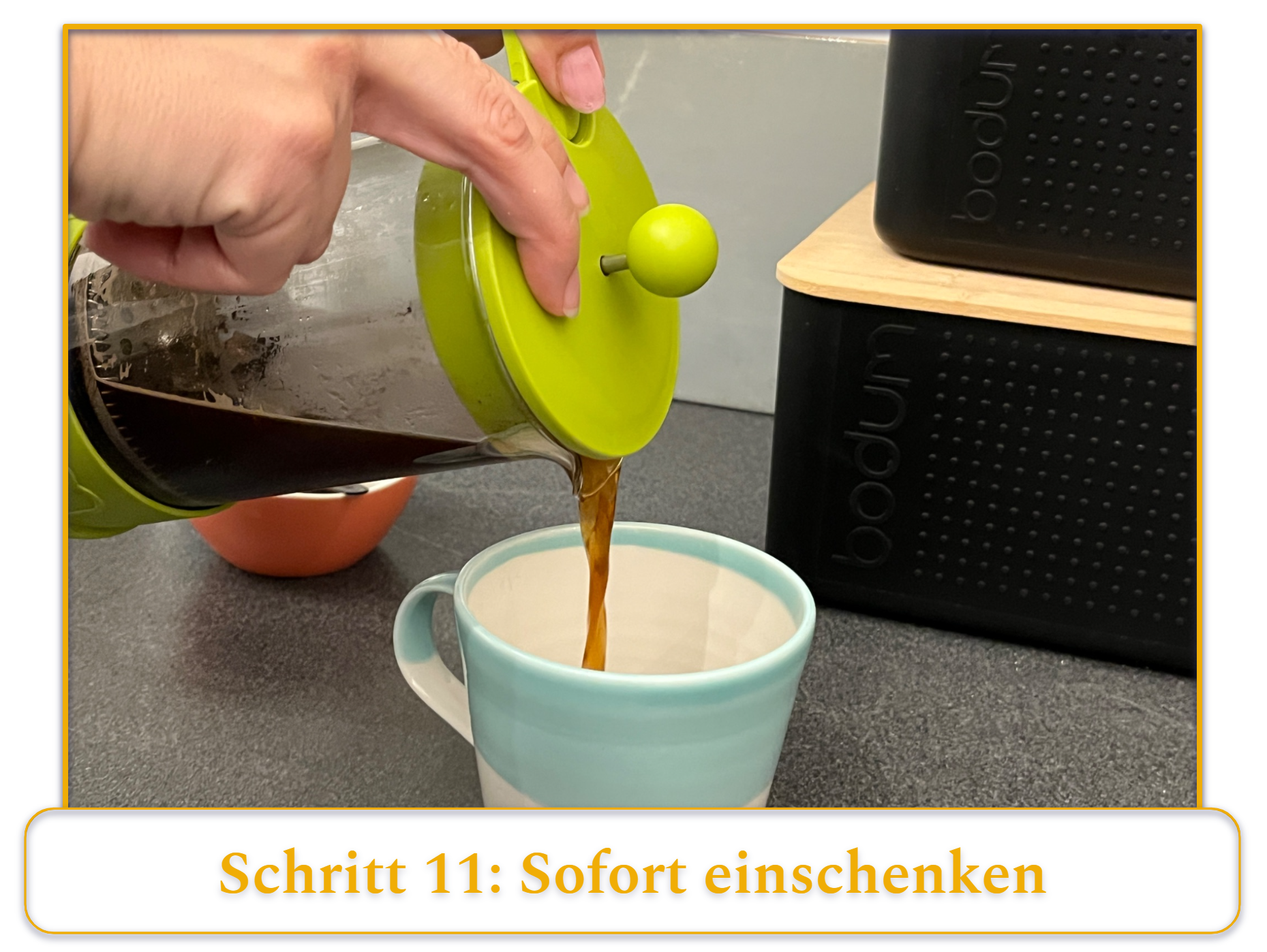 Schritt 11 bei der Zubereitung von French-Press-Kaffee; sofort in eine Tasse gießen