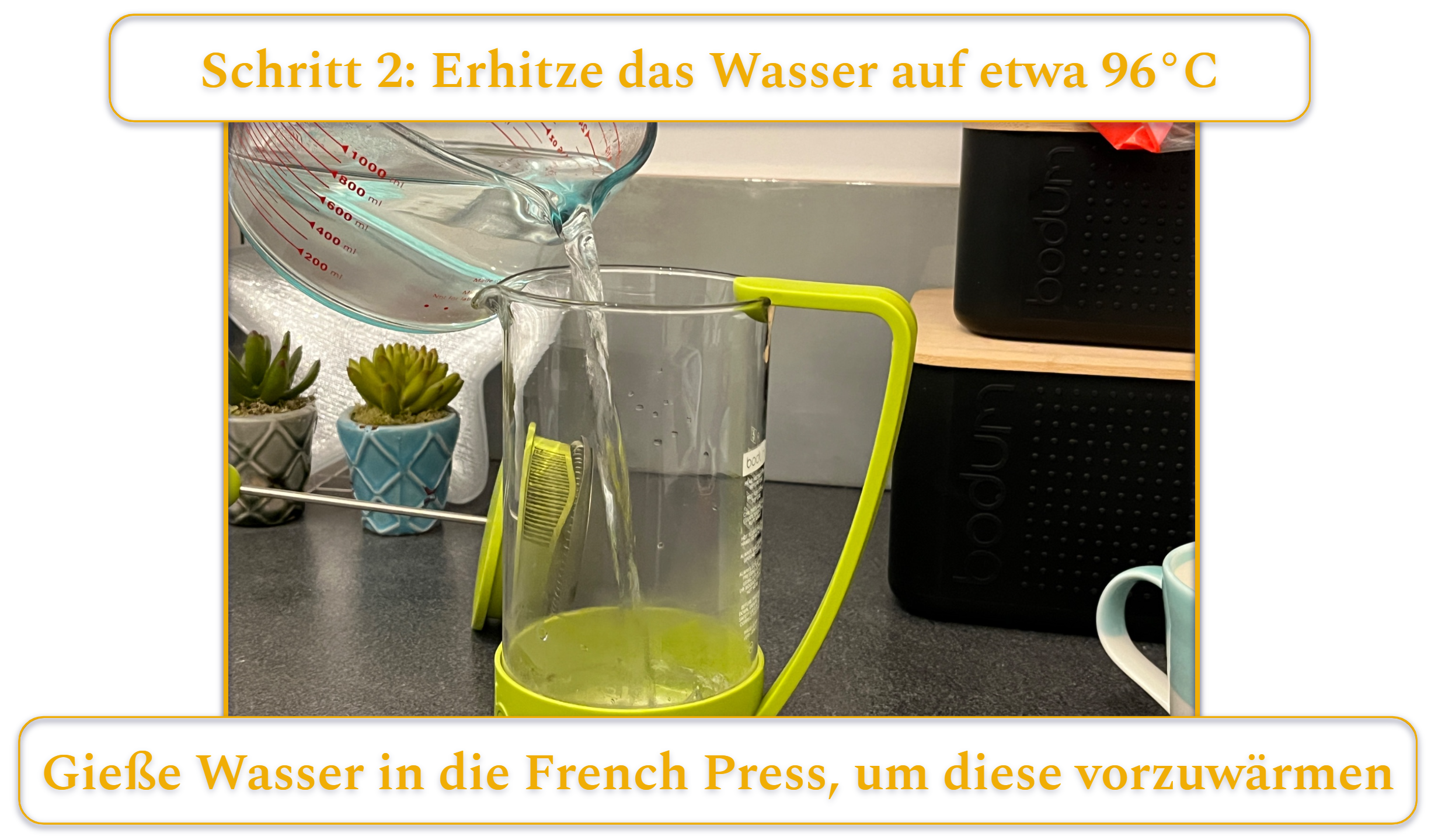 Schritt 2 bei der Zubereitung von French-Press-Kaffee; heißes Wasser in eine French Press gießen, um das Glas vorzuwärmen