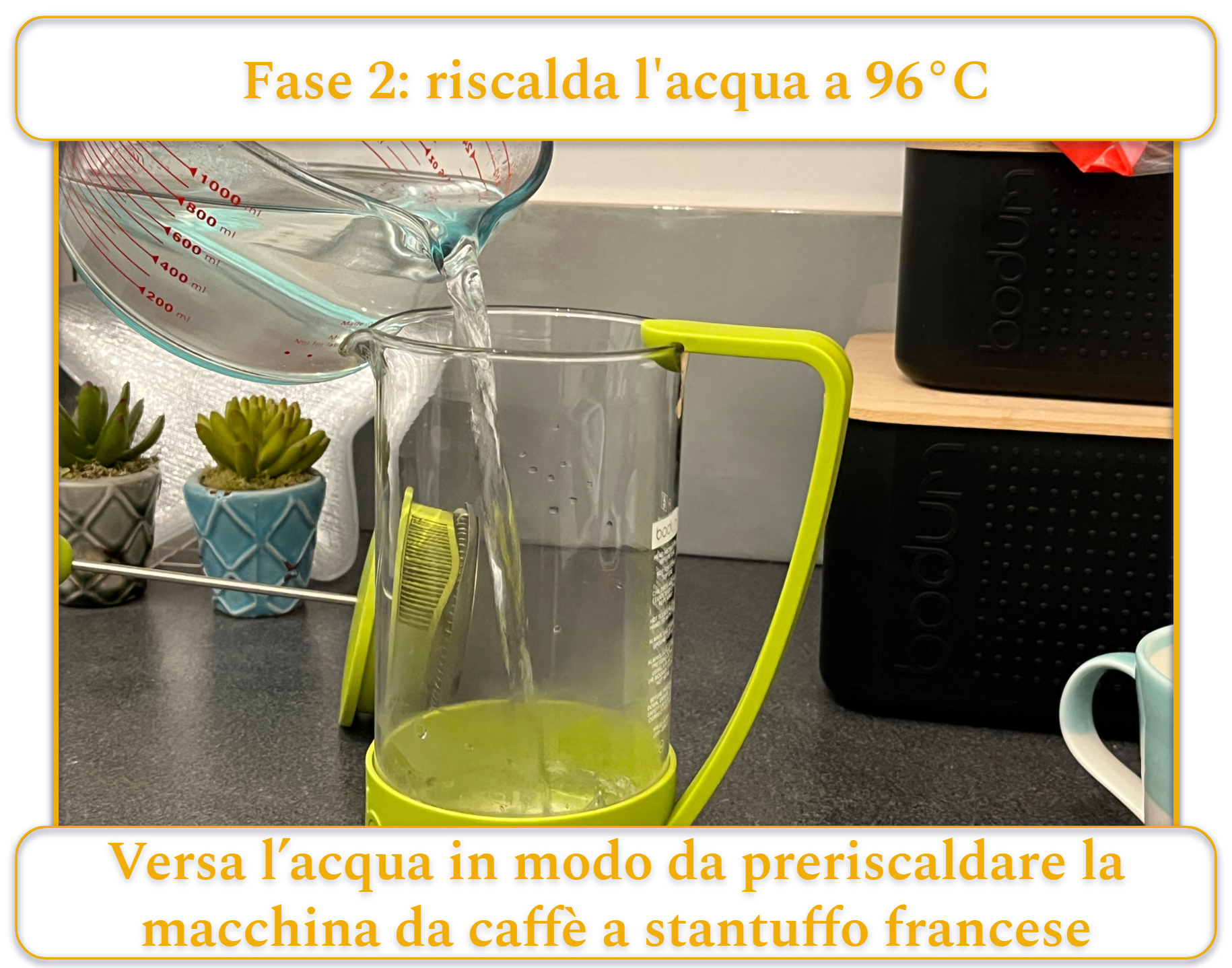Fase 2 della preparazione del caffè con la macchina da caffè a stantuffo francese: versare acqua calda nella caffettiera per preriscaldare il vetro