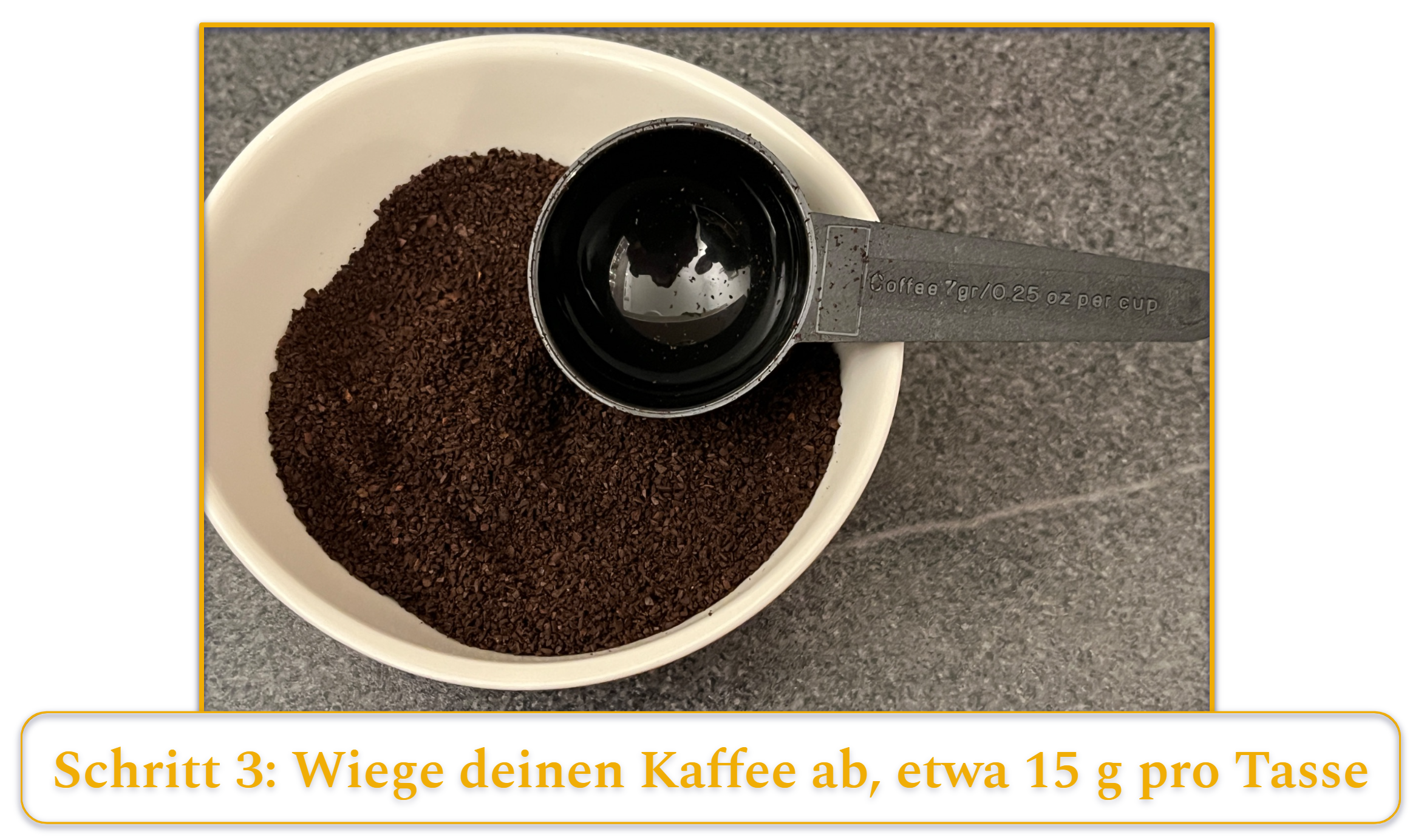 Schritt 3 bei der Zubereitung von French-Press-Kaffee; Kaffeepulver abwiegen