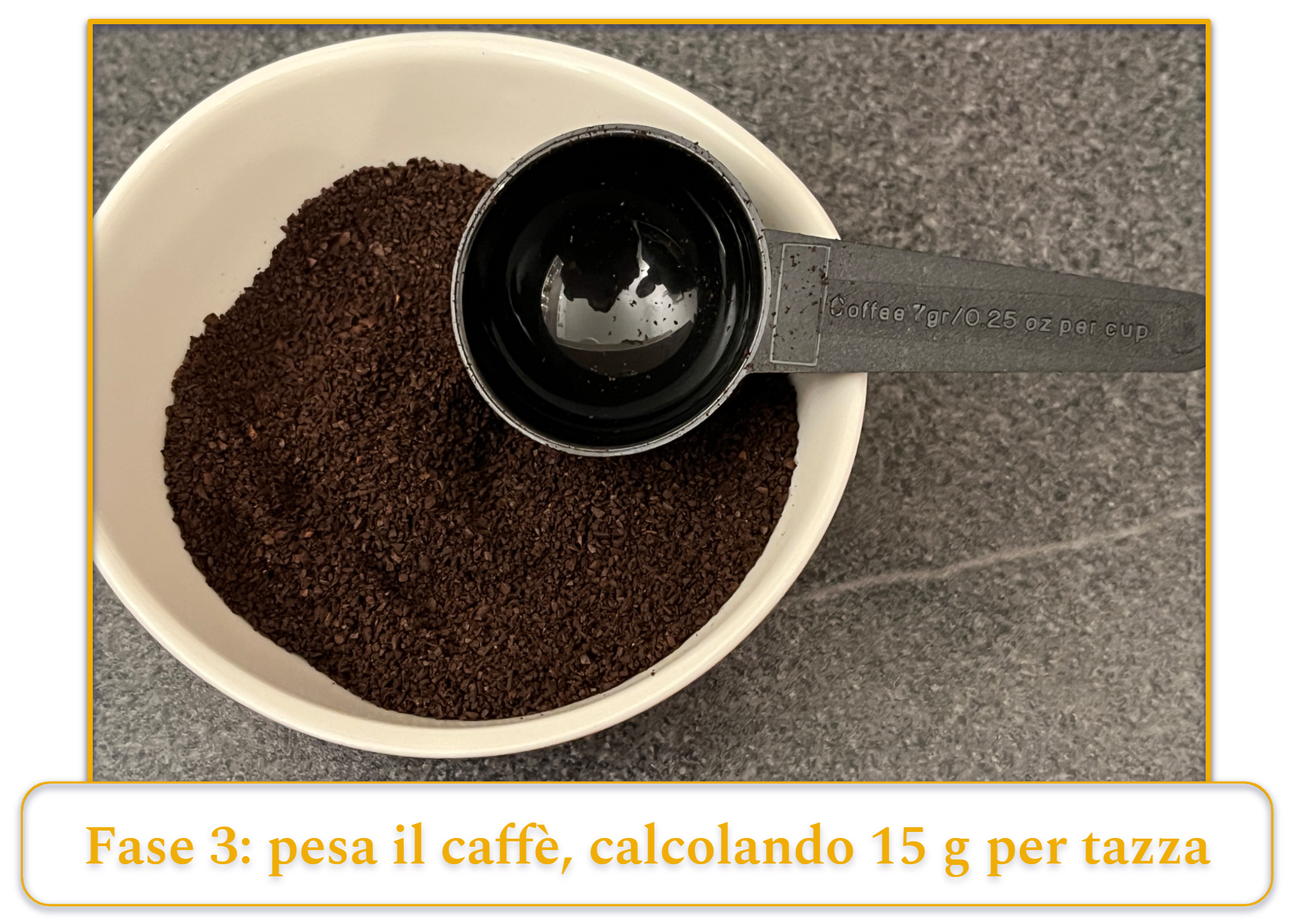 Fase 3 della preparazione del caffè con la macchina da caffè a stantuffo francese: pesatura del caffè macinato