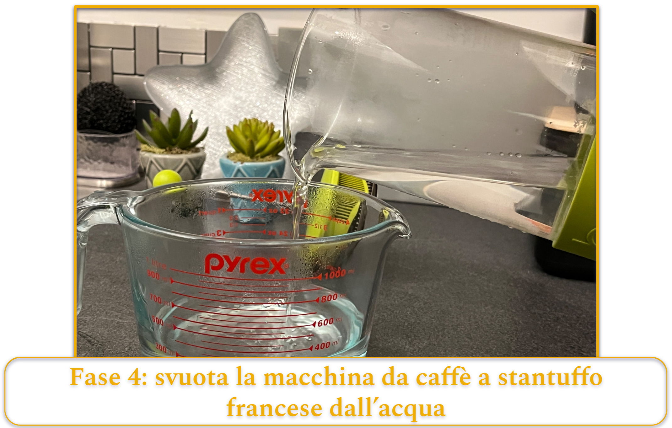 Fase 4 della preparazione del caffè con la macchina da caffè a stantuffo francese: svuotare la caffettiera dopo averla preriscaldata