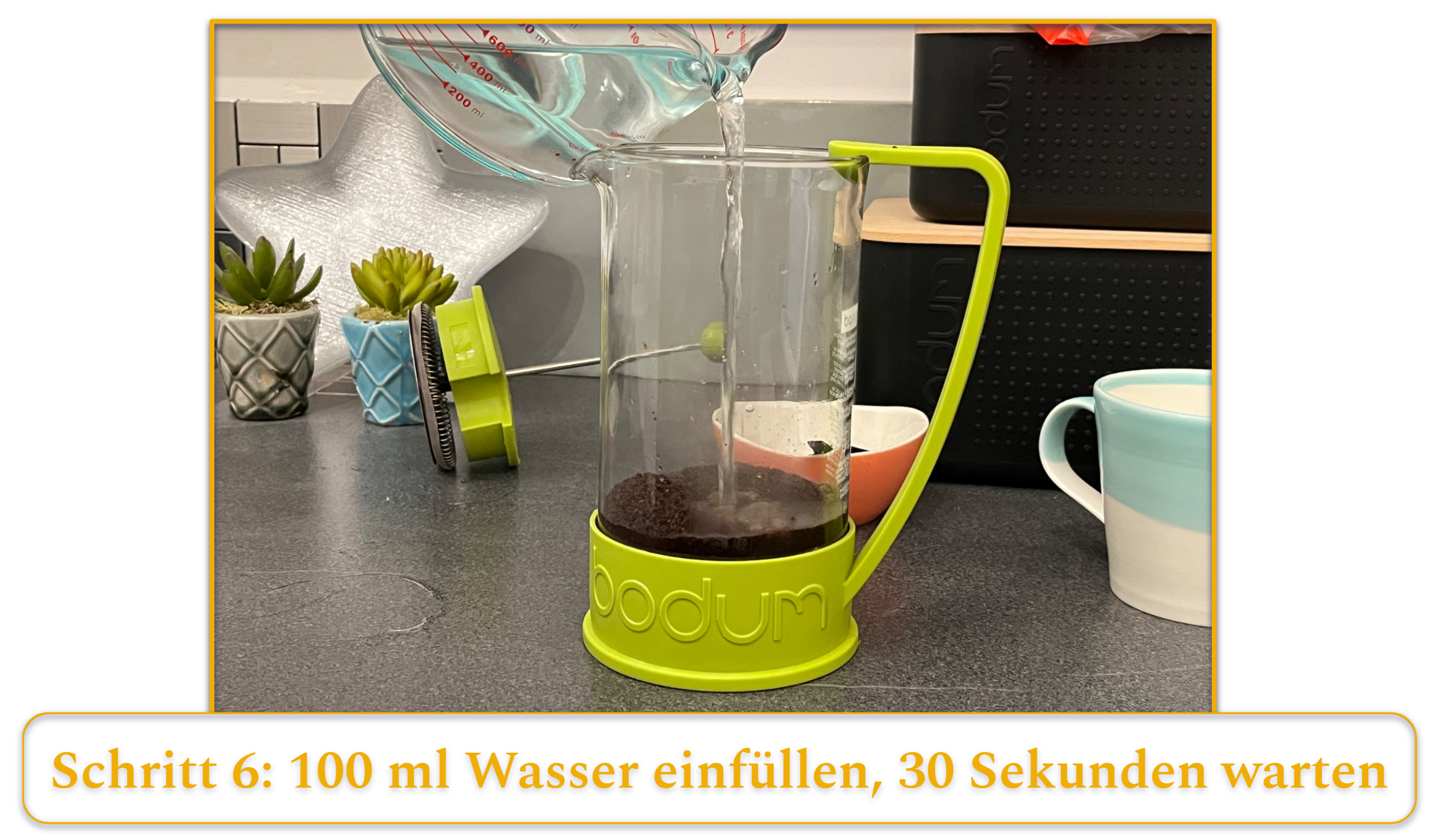 Schritt 6 bei der Zubereitung von French-Press-Kaffee; der erste Wasserguss
