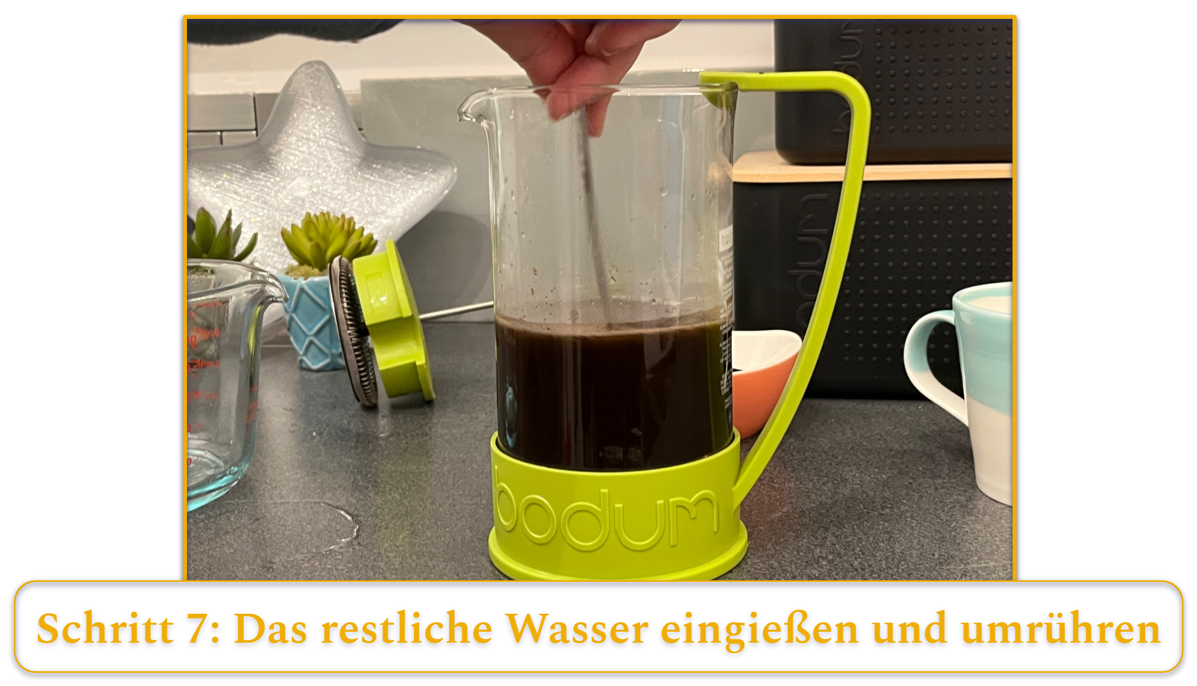 Schritt 7 bei der Zubereitung von French-Press-Kaffee; das restliche Wasser einfüllen und umrühren