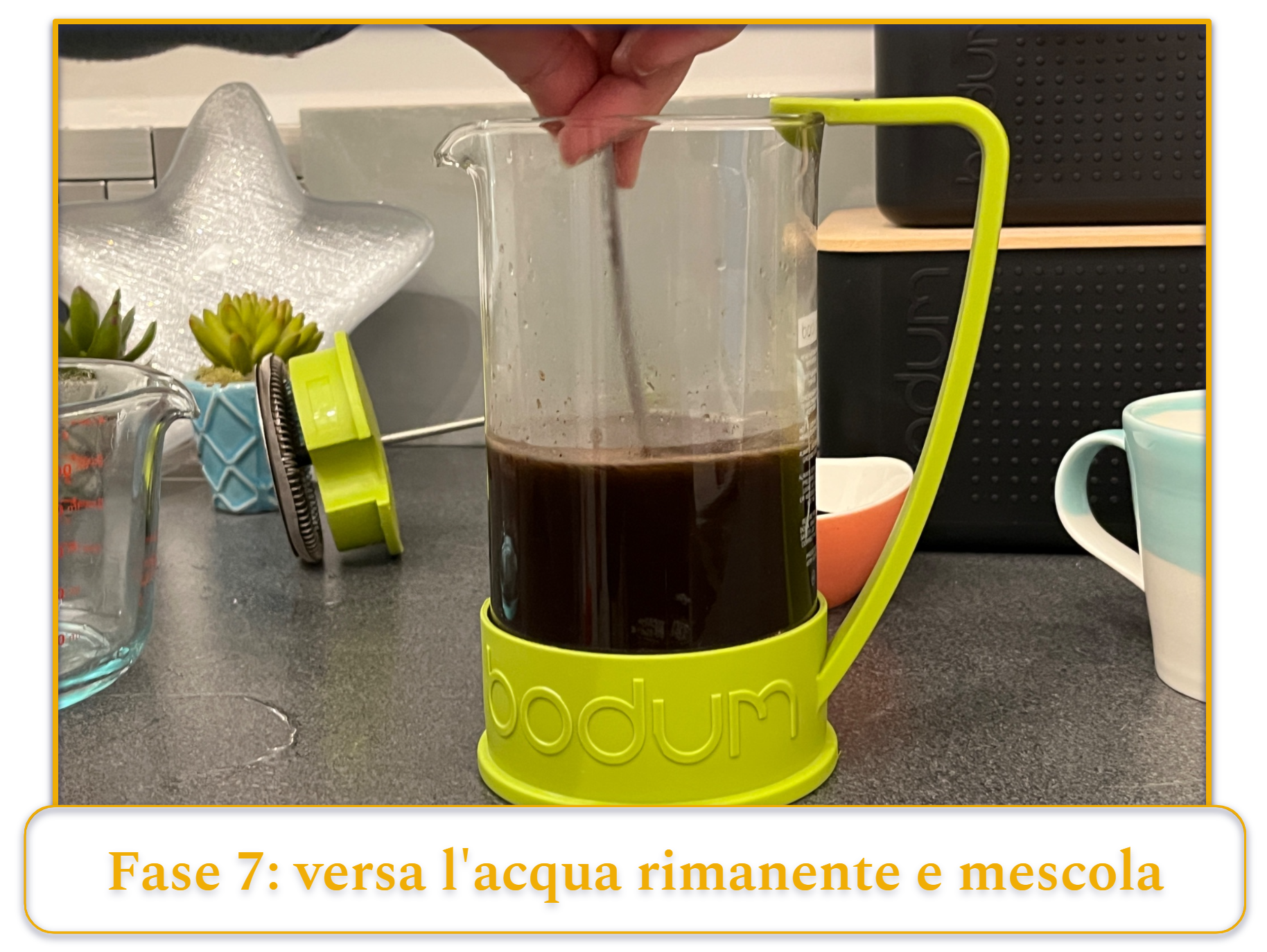 Fase 7 della preparazione del caffè con la macchina da caffè a stantuffo francese: versare il resto dell'acqua e mescolare