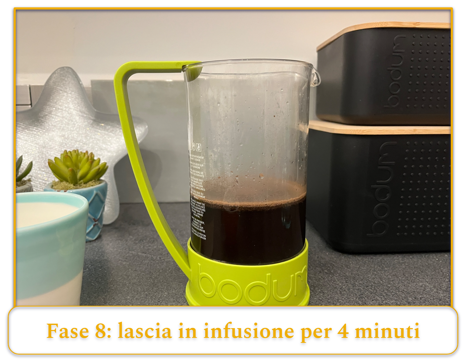 Fase 8 della preparazione del caffè con la macchina da caffè a stantuffo francese; lasciare in infusione per 4 minuti