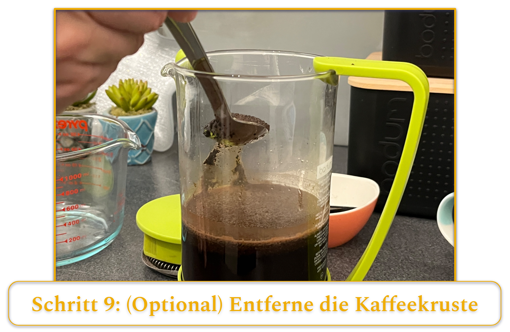 Schritt 9 bei der Zubereitung von French-Press-Kaffee; ein optionaler Schritt, bei dem du die Kaffeekruste von der Oberfläche deines aufgegossenen Kaffees entfernst