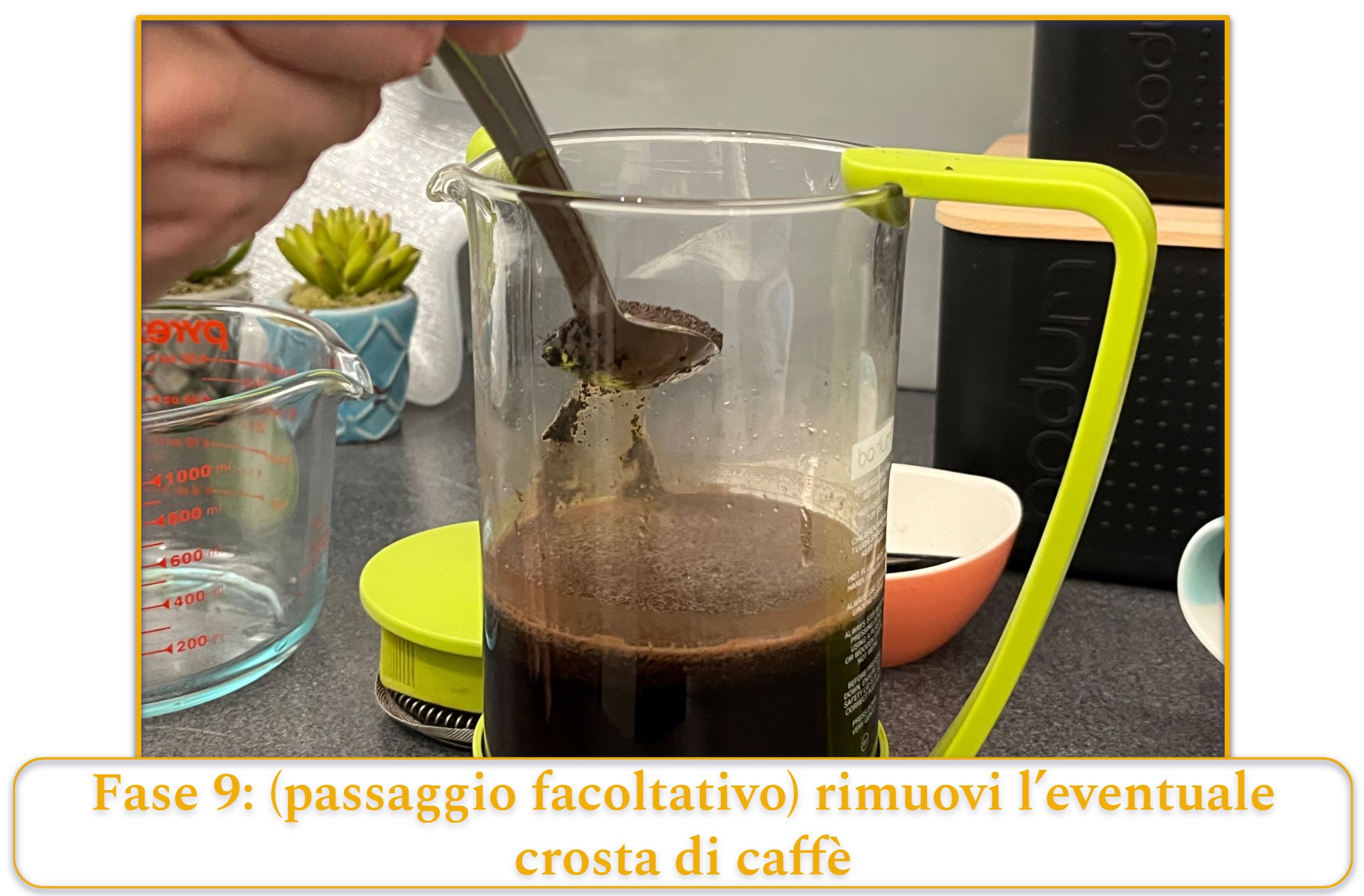 Fase 9 della preparazione del caffè con la macchina da caffè a stantuffo francese; un passaggio facoltativo per rimuovere la crosta di caffè dalla superficie del caffè infuso