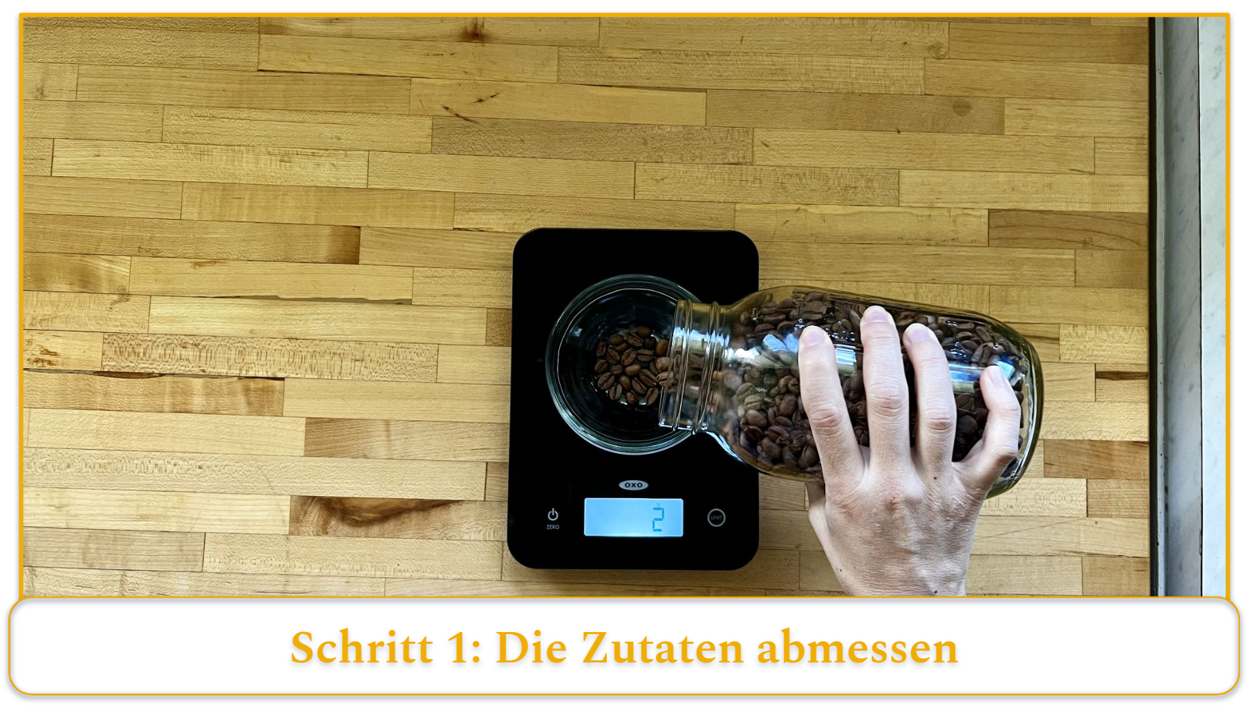 Schritt 1 bei der Verwendung eines Pour-Over-Kaffeebereiters; Abwiegen der Kaffeebohnen mit einer Küchenwaage