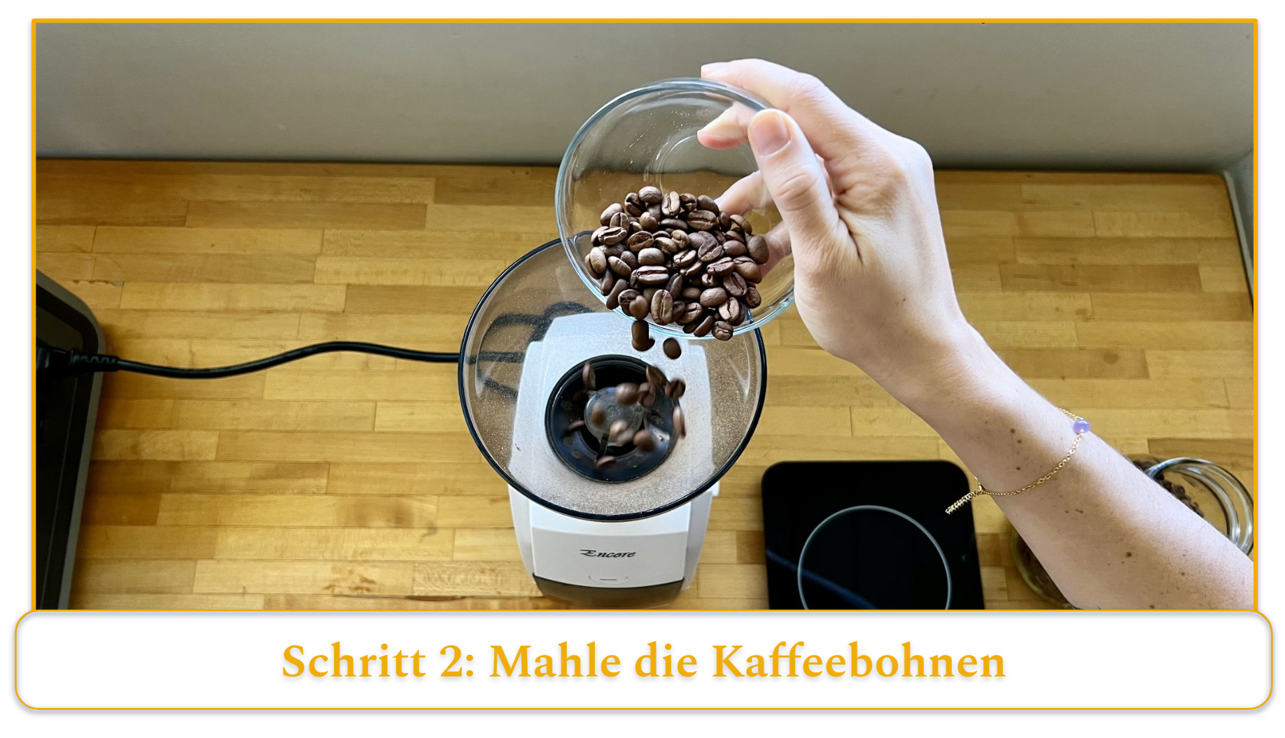Schritt 2 bei der Verwendung eines Pour-Over-Kaffeebereiters; Kaffeebohnen mahlen