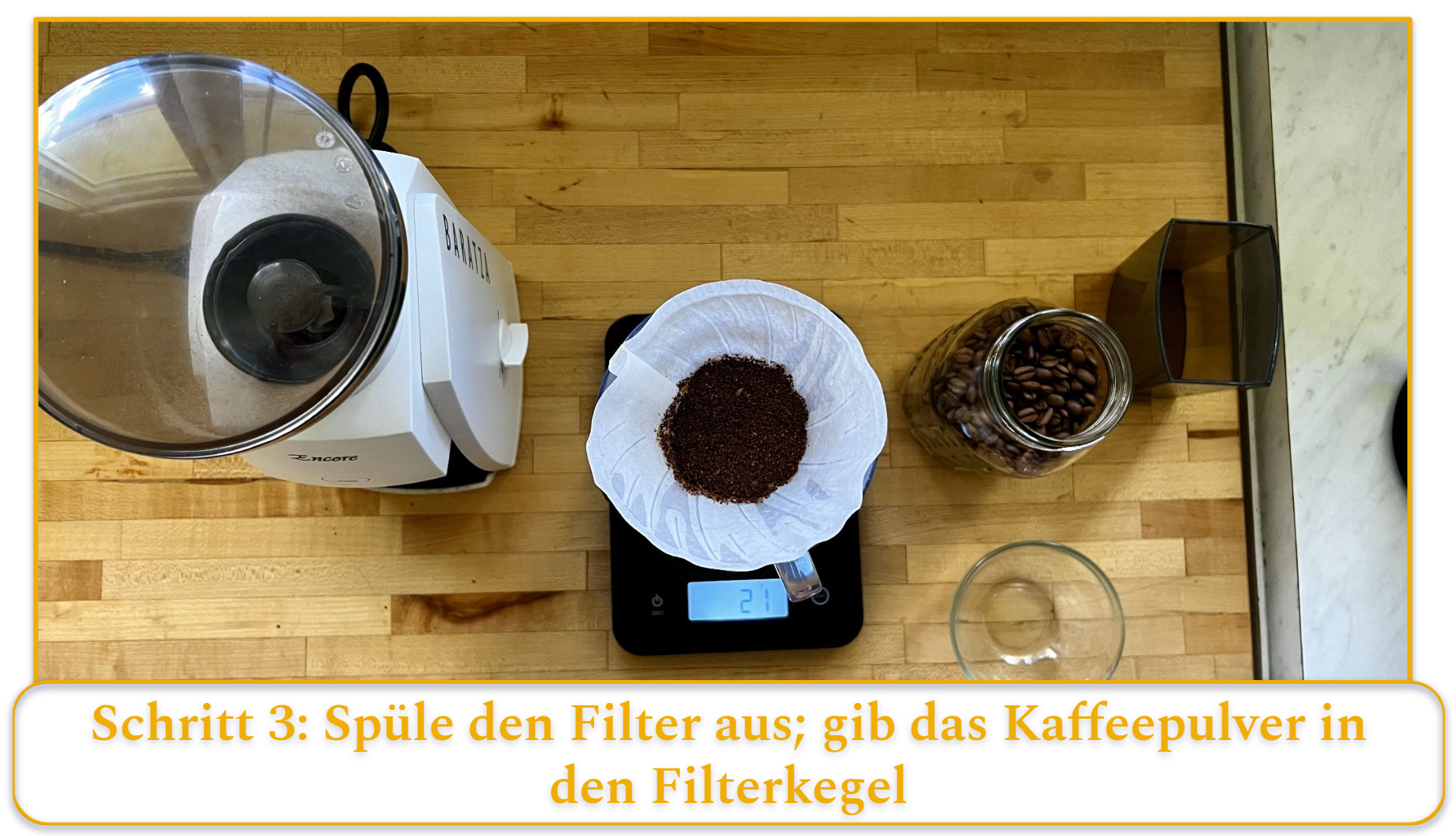 Schritt 3 bei der Verwendung einer Pour-Over-Kaffeebereiter; Kaffeemehl in den Kegel geben