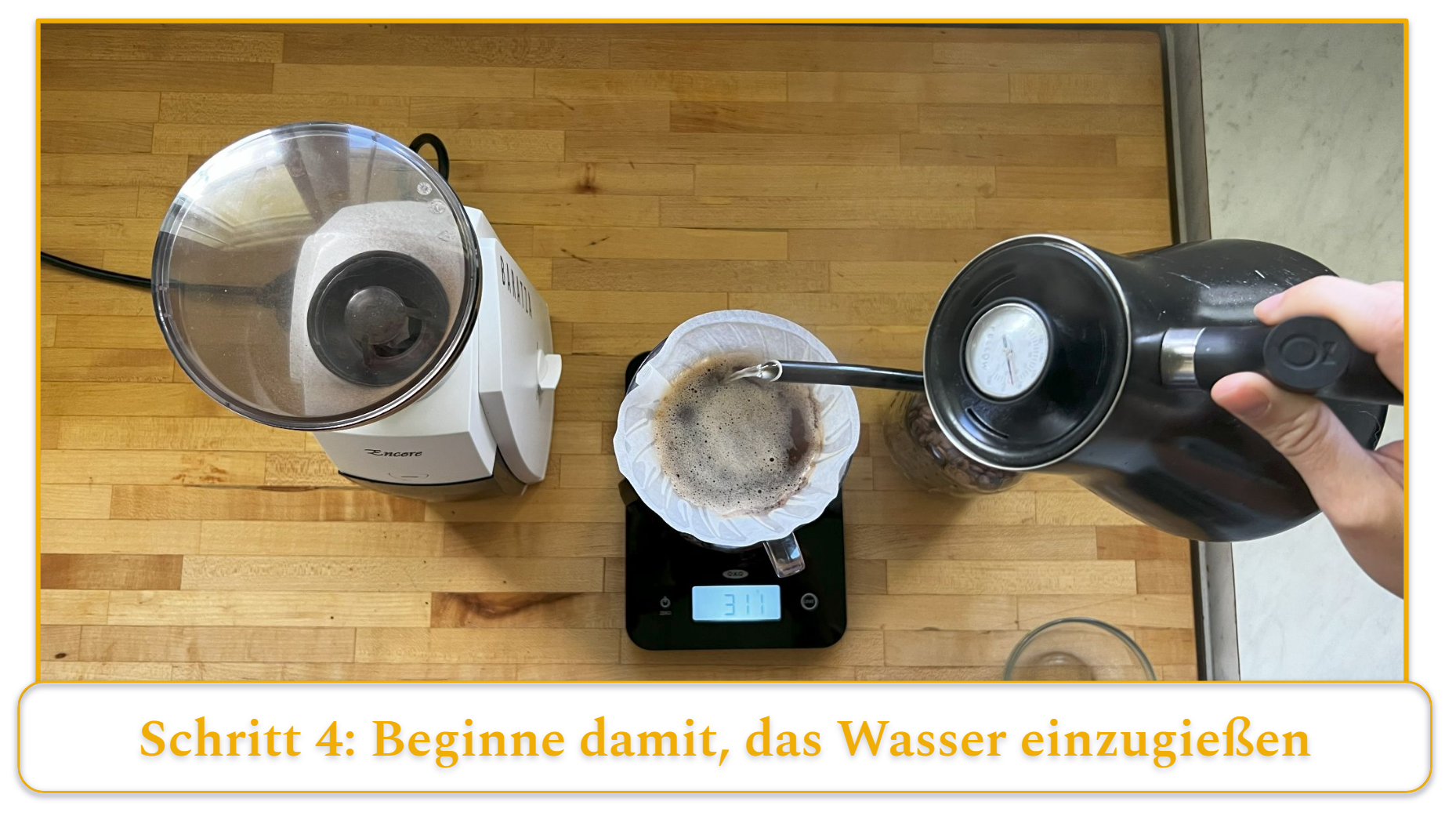 Schritt 4 bei der Verwendung eines Pour-Over-Kaffeebereiters; Langsames Übergießen des Kaffeepulvers mit Wasser