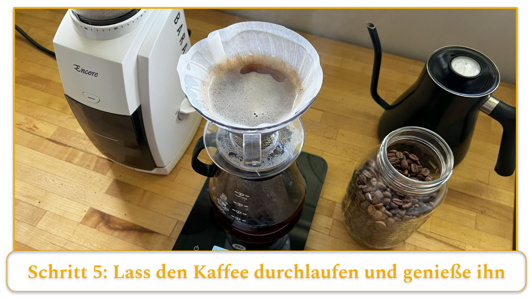 Schritt 5 bei der Verwendung eines Pour-Over-Kaffeebereiters; Kaffee filtern